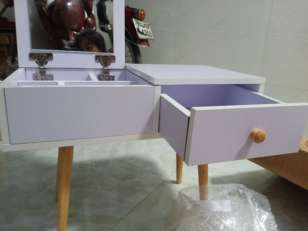 Bàn xinh y ảnh, cũng to lắm nha, dễ lắp ráp, giao cũng nhạn, đóng gói ok không vỡ nhưng shop nên dán thêm keo hàng dễ vỡ cho chắc ạ