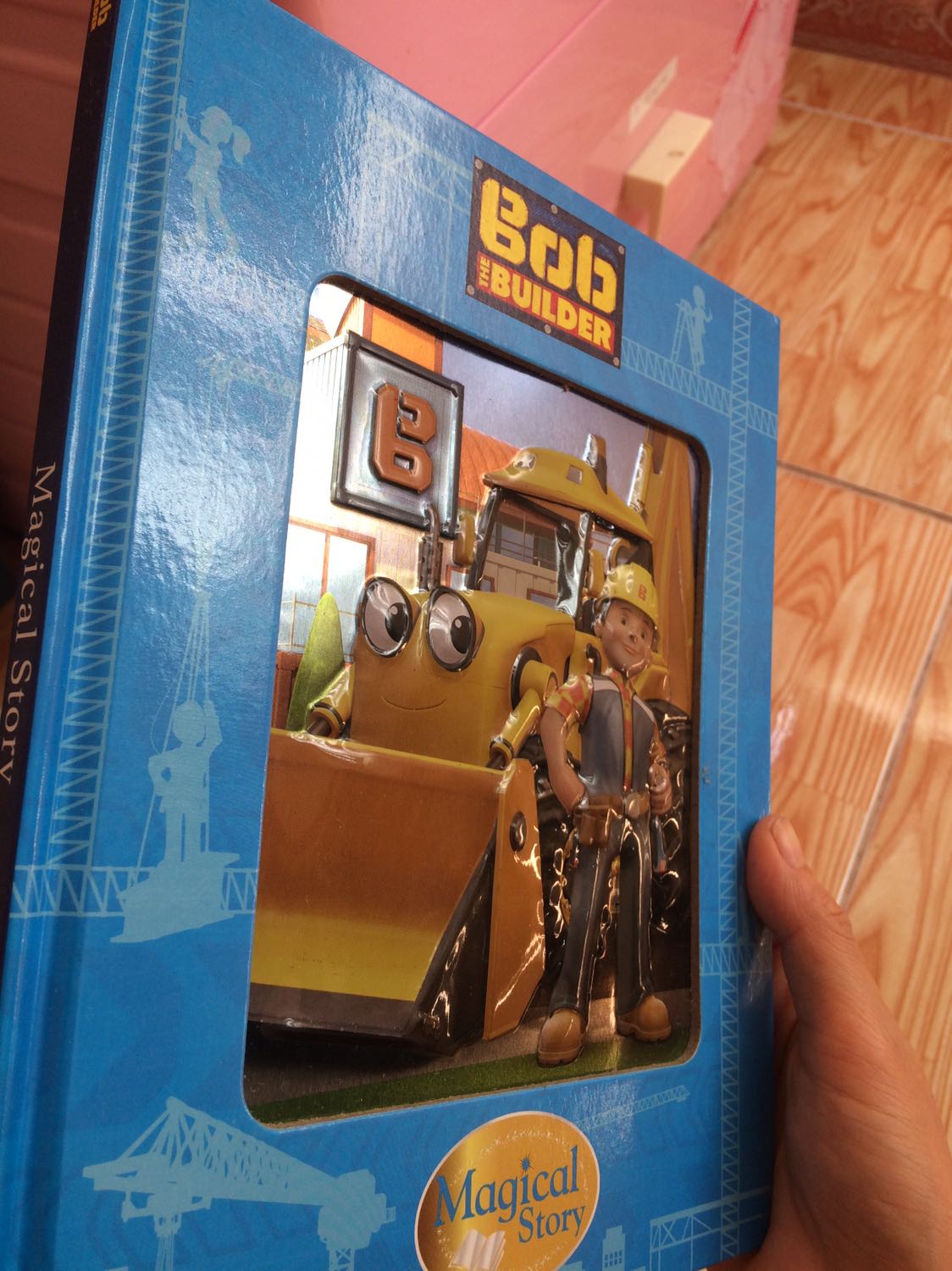 Mình mua đúng đợt sale được giá tốt (56k)
Kich thước: 18x22cm 
Độ dày: 24 trang sách in màu 
Bìa in nổi đẹp mắt. 
Câu chuyện kể về đội xây dựng của Bob xây dựng hồ cho chim cánh cụt gặp sự cố khiến chậm tiến độ. Xe tải chở chim cánh cụt đã về đến mà hồ chưa xong. Bob và đội của mình sẽ xử lý thế nào? 

Con trai 2,5 tuổi của mình rất thích xe cộ và chim cánh cụt nên bé rất say mê cuốn này. 

Trên youtube có cả một trang của Bob - the builder nữa, nhưng video bị cắt ngắn không đủ như sách.
