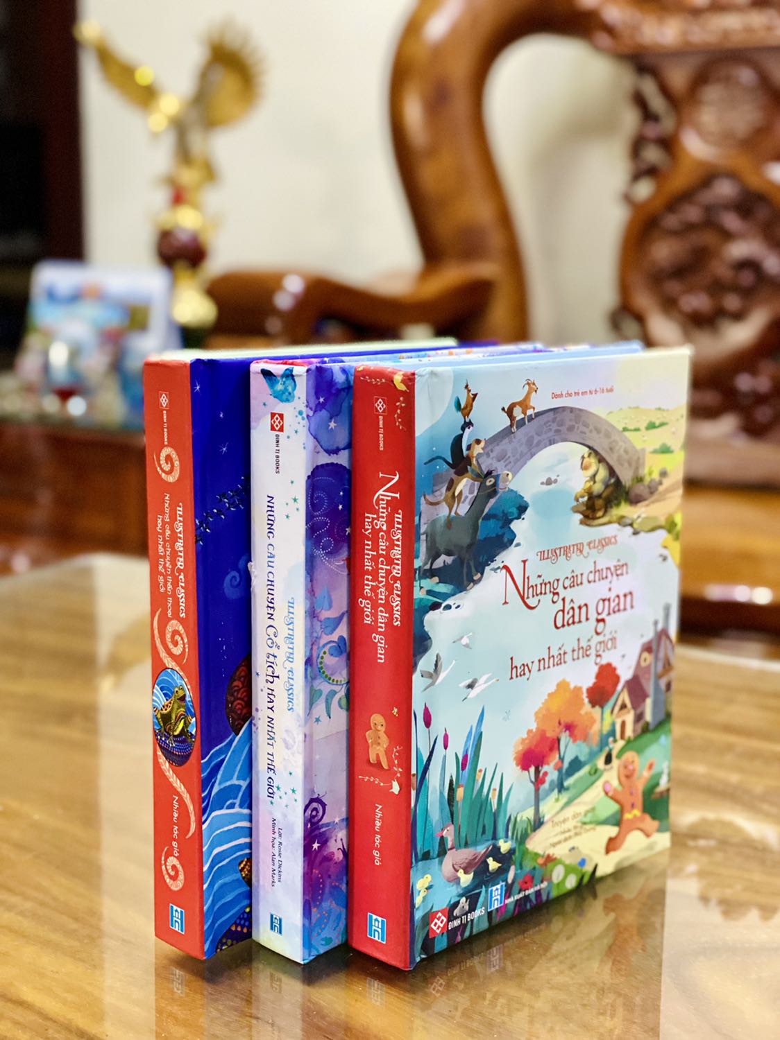 - Tiki giao hàng đúng dự định nhưng đóng gói chưa được cẩn thận.  
- Đơn lần này mình đặt combo 3 quyển “Những câu chuyện thần thoại/cổ tích/dân gian hay nhất thế giới”. Về mặt hình thức cả 3 quyển đều có bìa cứng, khổ nhỏ hơn mình tưởng tượng, cầm chắc tay. Sách được in màu toàn bộ, chất lượng giấy tốt, hình ảnh minh họa đẹp, ảnh bìa ấn tượng. 
- Do không được bọc chống sốc và màng co nên trong quá trình vận chuyển sách bị bẩn nhiều chỗ, 2/3 quyển bị rách nhẹ ở bìa. Nhìn chung combo 3 quyển mình mua với giá ưu đãi + freeship rất đáng giá tiền.