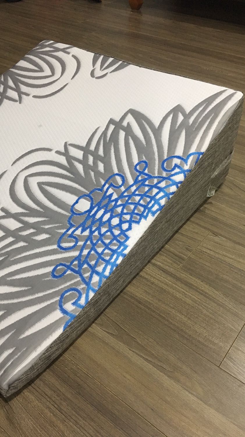 Gối êm không cứng cũng đc không quá mềm nên nằm thấy rất thoải mái. Tưởng cao mà cũng không quá cao nhé. Tuy nhiên nếu dài ra tí nữa thì tốt hơn, cái này dài 70cm vẫn thấy chưa thoải mái lắm