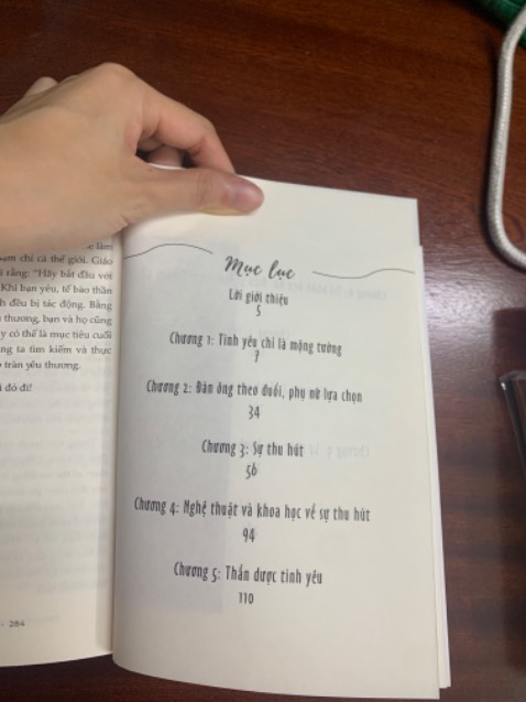 Sách đẹp, mình đọc xong rồi mới review nên không còn mới nữa. 
Nội dung sách về tình yêu nhưng theo cách khoa học và các phản ứng sinh học. Tất cả các phản ứng đó đều nằm trong con người, không có người nào ngoại lệ cả. Phản ứng được phân tích theo từng giai đoạn và chương. Khi bạn nắm được các kiến thức trong đây sẽ giải thích hết toàn bộ 80% mối quan hệ tình yêu trong đời sống. Tin mình đi vì mình đọc những cuốn về thể loại này rất là nhiều và cũng tham gia những khoá học về tình yêu của các chuyên gia nữa. Super recommended nha