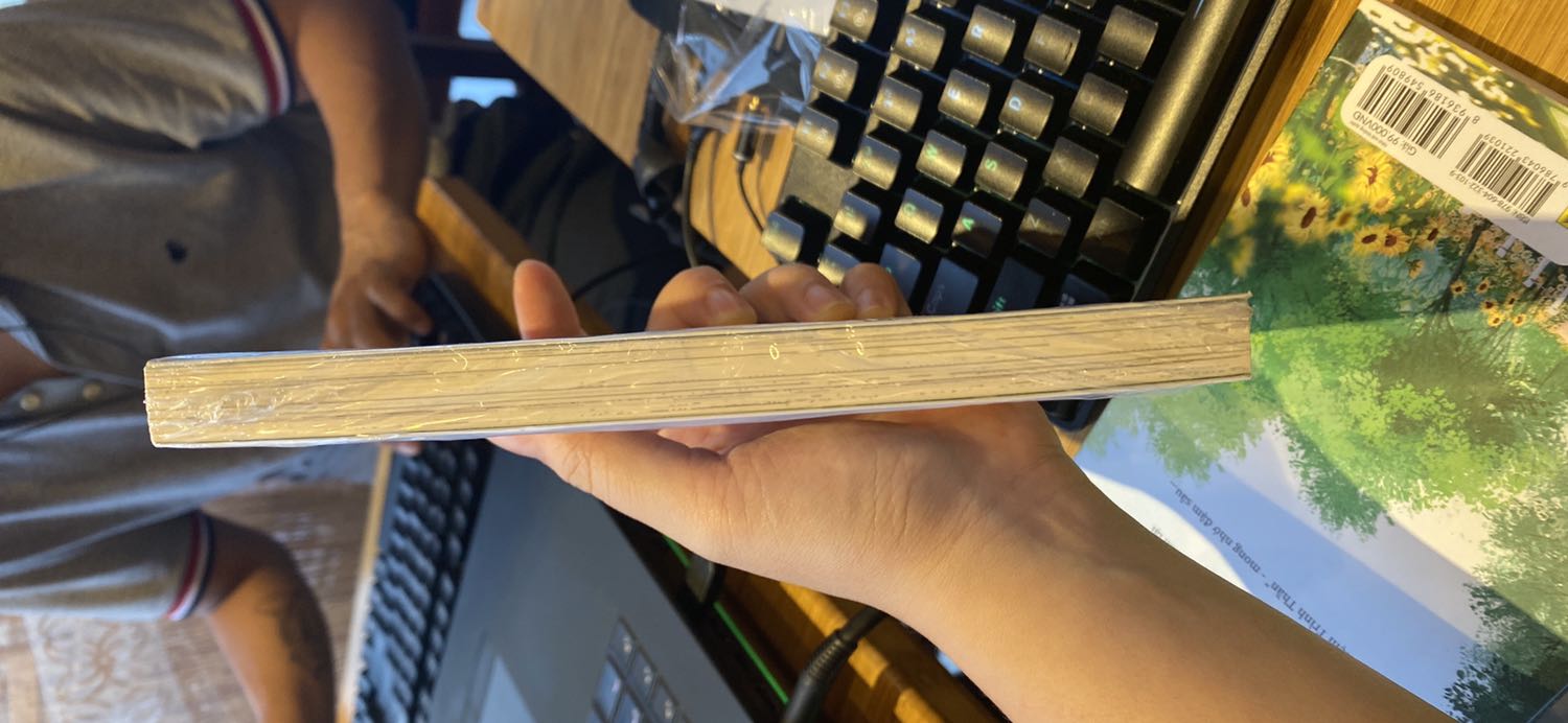 Chưa mở bọc bảo vệ nhưng nhìn chung thì giấy đẹp, trắng, nặng tay, gáy đẹp