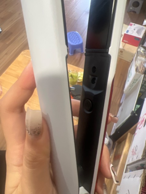 Thực sự là không như mong đợi. Cầm máy lên nhẹ hều, nhựa cảm giác đểu đểu thế nào ấy. Mà kẹp tóc rụng tè le. Bao rít tóc. Thất vọng tràn chề