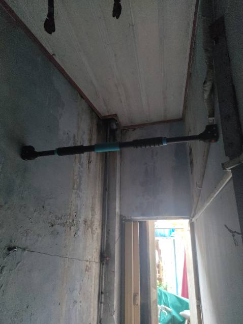 Chắc chắn, dễ lắp ráp. Mình gỡ luôn 2 khoá (mà vẫn chắc chắn) vì nó vướng, ko tiện khi dang rộng tay tập cơ lưng xô.