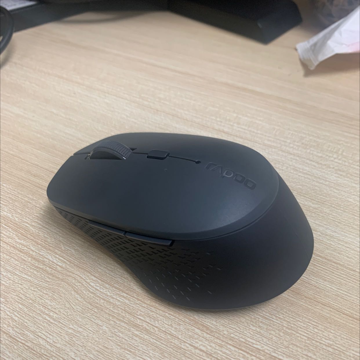 Chất liệu nhựa không ưng cho lắm. 
Sản phẩm tốt trong tầm giá