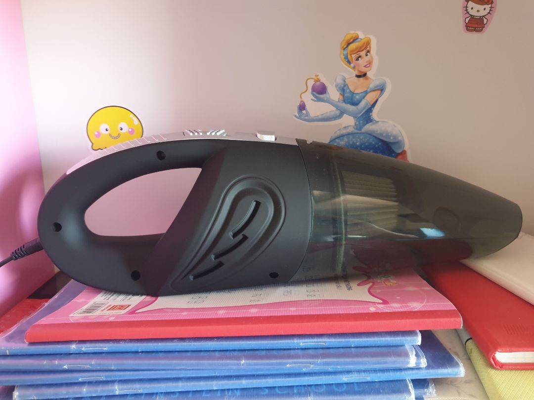 Máy không hề có nhãn, mác hoặc bất cứ một chữ gì hết (ngoài "On / Off") nên không có căn cứ gì để khẳng định hàng chính hãng Damas nhé cả nhà. Có giấy chứng nhận cấp độ : đủ tiêu chuẩn, con dấu "Đạt" màu đen bé xíu. Có bảo hành điện tử có vẻ để khách hàng yên tâm hơn nhưng thử hỏi đã có bác nào bảo hành kiểu này được chưa? Tên tiếng anh của sản phẩm ngoài hộp còn ghi sai chính tả (Vehicl) thế mà vẫn được nhiều dân mạng ca tụng... Chắc do có ưu điểm nổi bật là giá!