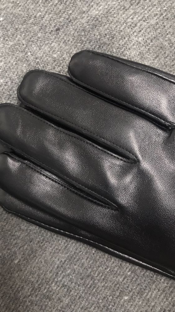 Găng tay da rất ấm áp. Lần đầu tiên mua hàng trên tiki thấy sản phẩm rất chất lượng nên viết nhận xét để mọi người tham khảo. Da rất mềm, bên trong có lớp lông ấm áp. Trời hà nội năm nay lạnh khô đeo quá là ấm luôn. Nhưng kẻ cả mưa thì cũng chỉ cần lau qua đi là ok rồi. Không lo ươt như găng tay vải. Cảm ứng điện thoại thì cứ gọi là trơn nuột. Sản phẩm tốt. Xứng đáng 5 sao.