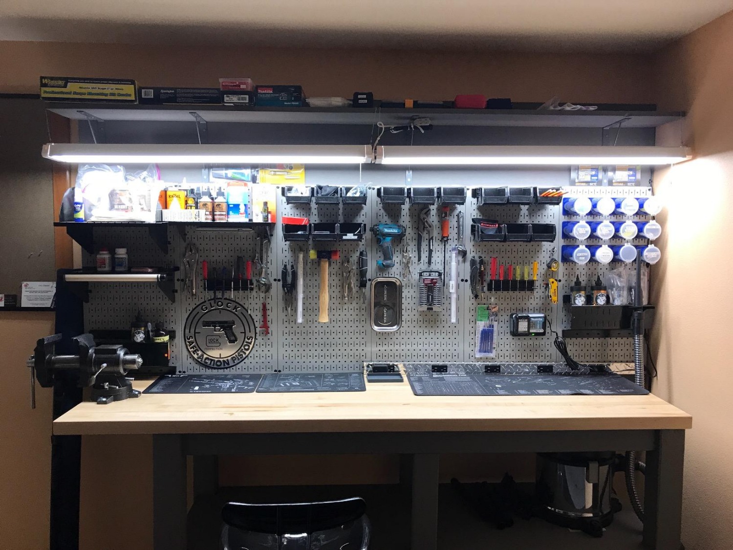 Bảng cố định lên tường rất đẹp và chắc chắn, lưu trữ, phân loại dụng cụ rất tốt.