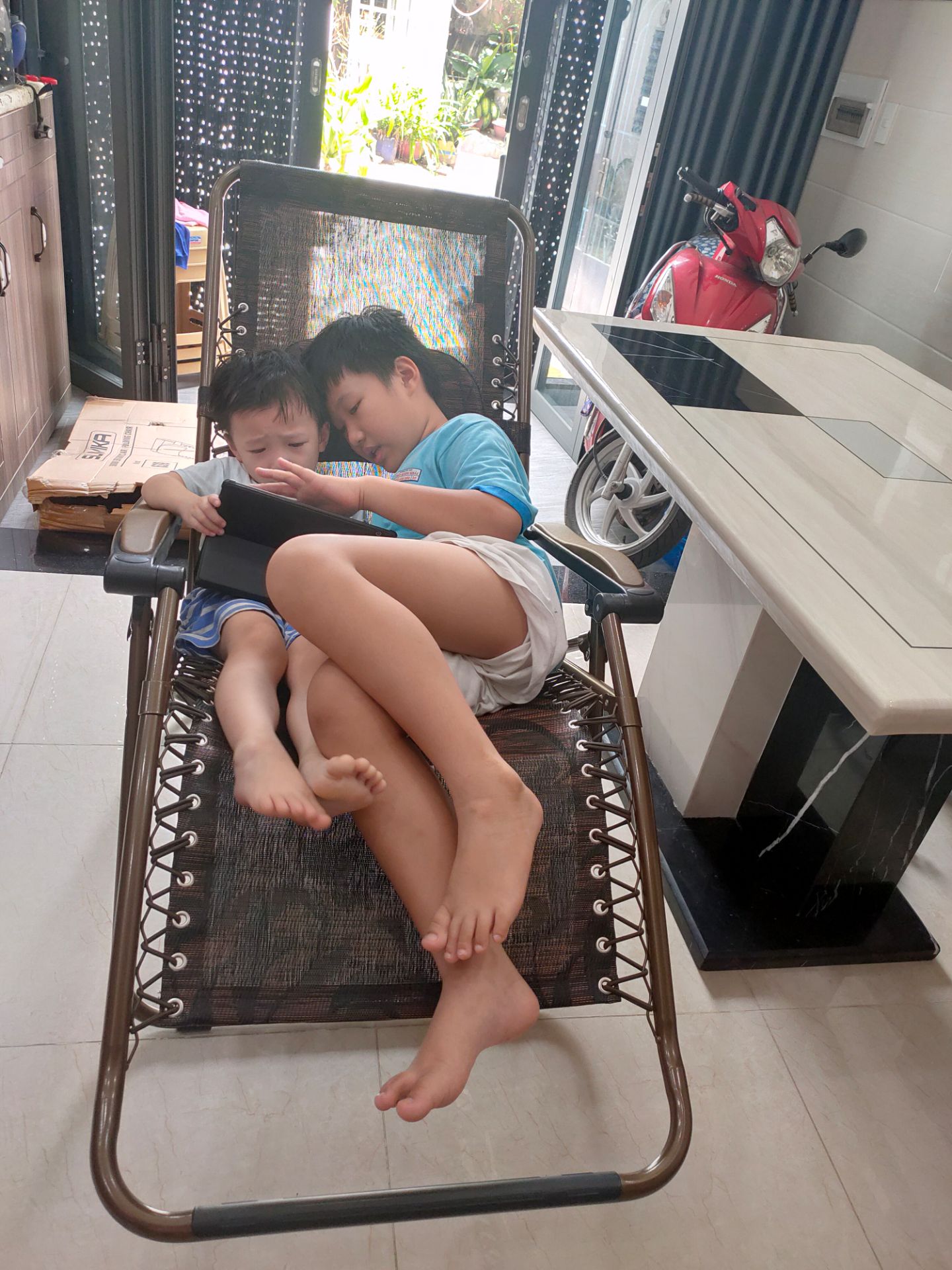 Trước mắt nhận được ghế rất ưng ý, ghế cứng cáp hợp với giá tiền, kiểu dáng đẹp. Thời gian sử dụng mới biết bền hay không. Vẫn đang tìm hiểu cách gắn khay uống nước.