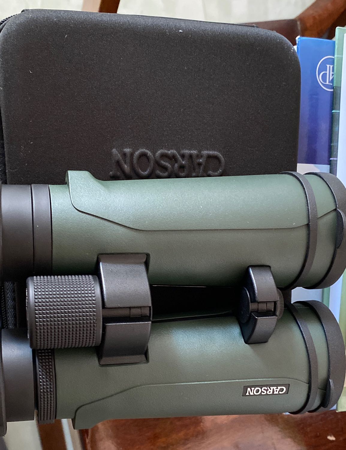 Hàng chính hãng, hộp carton hơi cũ nhưng ống nhòm mới. Shop tư vấn rất nhiệt tình.