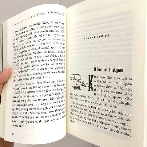 Nếu bạn đã yêu thích cuốn 'Lưới trời ai dệt' và các sách khoa học của Trịnh Xuân Thuận cùng tâm thế luôn đi tìm bản chất hay đạo của cuộc đời này thì đây là cuốn sách mà cá nhân mình cho là cực hay dành cho bạn. Không như những cuốn mượn cái tên 'Phật' để marketing cho những nội dung được viết rất chi là tầm thường và dài dòng ('Vì sao Phật giáo giàu chân lý' hoặc 'Đức Phật và Kẻ nổi loạn'), cuốn sách này có nội dung rất sâu mà 252 trang của nó có lẽ là một con số vẫn còn khiêm tốn để truyền tải nếu so với sự đồ sộ của Kinh Phật. Có những khía cạnh nội dung được dặm đi dặm lại qua những cách so sánh giản dị khác nhau nhằm giải thích rõ hơn quan điểm của Phật nên cá nhân mình thấy không hề thừa thải như một số sách khác. Tuy nhiên, có những giải thích mang tính ẩn dụ ngụ ngôn quá khiến người đọc có thể thấy khó hiểu và đây là lý do cuốn sách có thể hạn chế độc giả và chỉ được 4 sao. Cuốn sách này khiến mình có thôi thúc muốn tìm đọc hết các sách của Nguyễn Duy Cần. Thật đúng là lựa chọn đúng đắn khi mua sách của tác giả này.