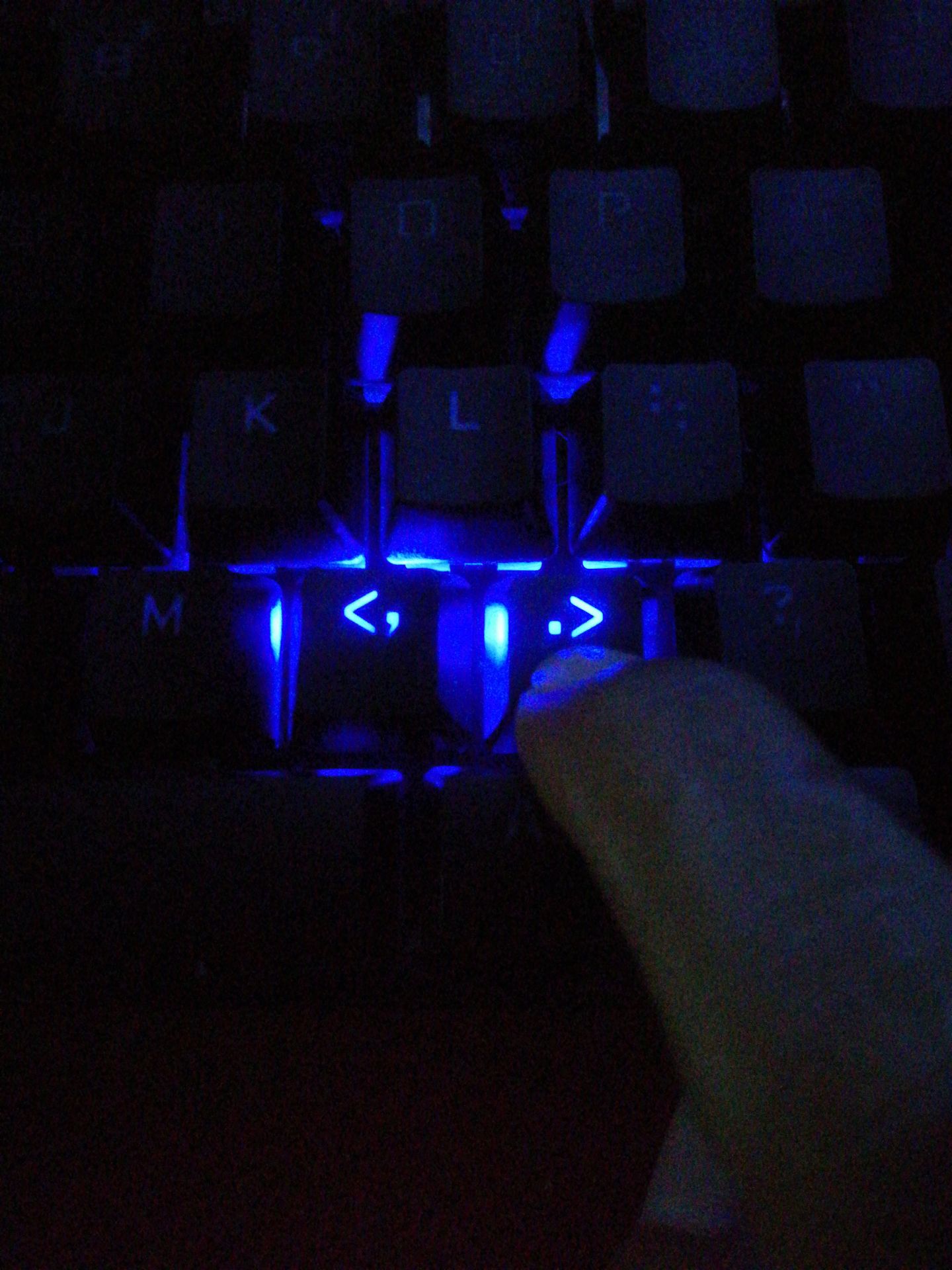 Chào shop. Qua lời giới thiệu shop nói sản phẩm mới 100%, nhưng tại sao bàn phím tôi mới nhận dc lại bị kẹt phím, kẹt 1 phím k nói, đằng này là 6 phím. Như hình ảnh tôi gửi lên đó, tôi chỉ nhấn đúng 1 phím nhưng lại ăn 2 phím, mỗi lần gõ văn bản rất ức chế. Rất mong shop phản hổi lại, và đổi trả sản phẩm giúp tôi. Tôi xin chân thành cảm ơn