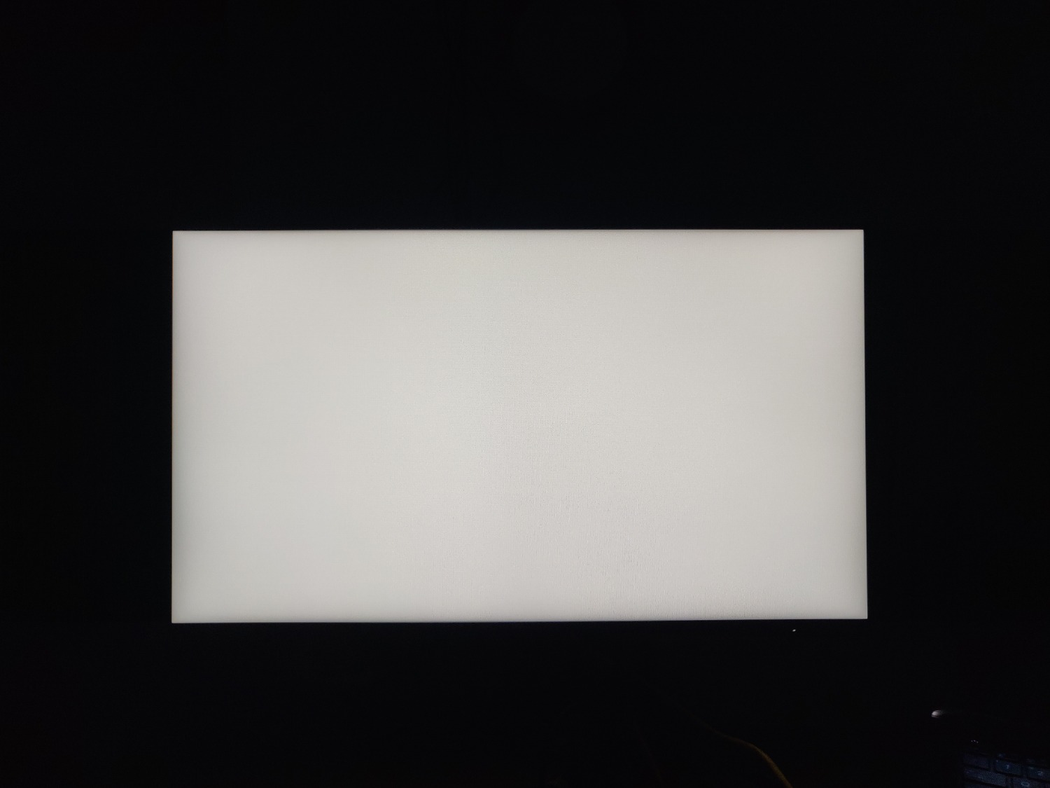 Thiết kế đẹp, màn tràn viền nhìn khá thích, chân đế mỏng nhưng chắc chắn.
Tem ngoài thùng đã bị cắt (có thể do bên tiki bóc để lấy service tag kích hoạt bảo hành, mình mua từ tháng 11, nhưng thấy đã kích hoạt bảo hành từ tháng 9, hoặc vì lý do nào đó mình không biết được).
Bị HỞ SÁNG (theo mình tham khảo thì hầu như con ultra nào của dell cũng bị tương tự), nhìn bằng mắt thường rất khó phát hiện ra, trừ trường hợp màn hở sáng quá nặng. Lúc mới nhận về mình bật thử trình built-in seft *** của DELL thì kết quả như các ảnh, bị hở sáng 4 góc thấy rõ khi chụp qua camera điện thoại, nhưng nhìn ngoài thì thấy bình thường. Mình có liên hệ bên hỗ trợ thì họ chấp nhận đổi trả, nhưng suy nghĩ lại thì  gửi bảo hành mất khá nhiều tgian nên thôi không gửi nữa, sau này có vấn đề gì liên hệ trực tiếp bên DELL cũng được. Các bạn nhân viên hỗ trợ cũng khá nhiệt tình.