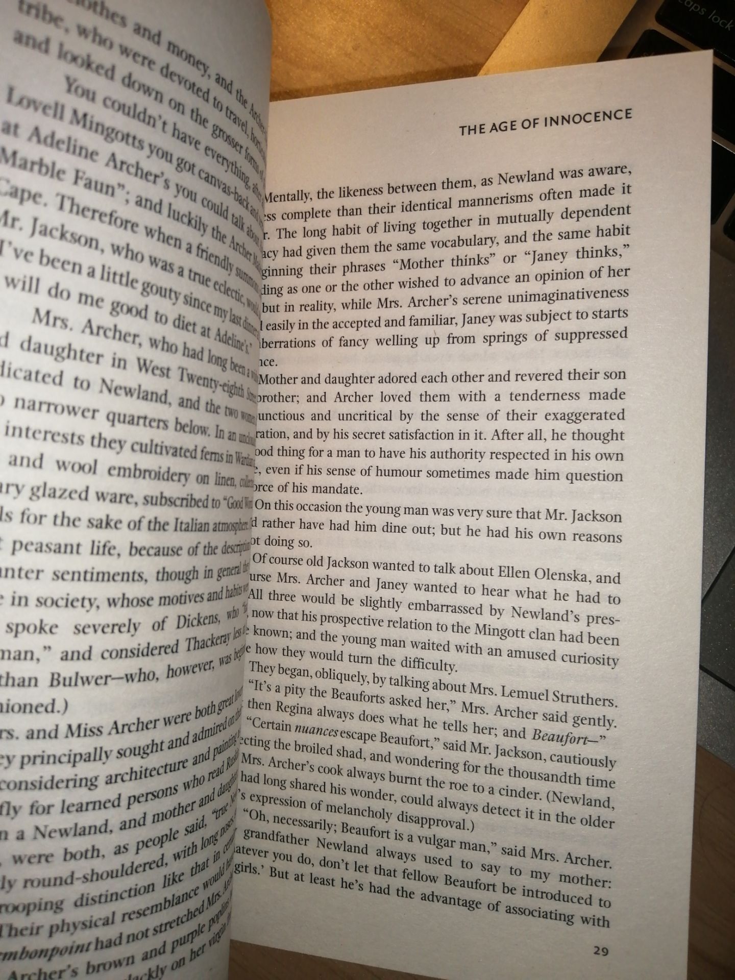 Về nội dung thì không cần bàn cãi nữa, đây là 1 tác phẩm hay và đáng đọc
Mình sẽ đánh giá về chất lượng sách hơn. Sách bên Fahasa giao cho mình sạch sẽ, mới.
Sách của Collins Classic có bìa rất cứng cáp. Bên ngoài đẹp hơn hình. Độ dài 17.6 cũng vừa với bọc plastic (nếu bạn muốn mua riêng bọc bên ngoài, Tiki ko hỗ trợ bọc các sp bên Fahasa).
Giấy ngà, dầy dặn (chất lượng tốt hơn bên WordWorth Classics rất nhiều). Tuy vậy cỡ chữ bé (tầm 8,9 trên Word) nên bạn nào cận thì xem xét lại nhé
Dù sao với giá gần 60k thì đây vẫn là 1 cuốn sách đáng để mua. Cảm ơn Tiki và Fahasa nhé.