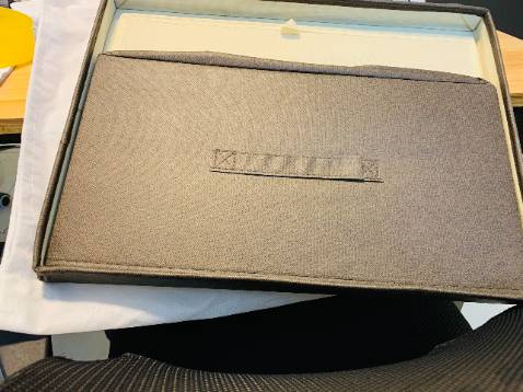 Tôi nhận cách đây 2 hôm, đánh giá review cho mọi người được biết, sản phẩm này trông thế nhưng khá lớn về dung tích, để được nhiều đồ, nhưng ko để được mấy loại có mũi nhọn, vì màng dưới đáy lớp vải không dệt, nên dễ gây bục. hộp vuông vắn, đơn giản nhưng thẩm mỹ, nhìn sang nên về kiểu dáng, tôi thấy không có vấn đề. 

Đã từng mua loại TD này, nhưng loại không có nắp, hoặc nắp gập gọn vào; lần này mua thử loại nắp rời xem sao; vì tôi đặt nhiều đô nữa, nên Tiki vận chuyển đóng gói khá chắc chắn và bọc các thứ, tránh mưa ướt nên yên tâm. tuy nhiên vì nắp của tủ vải này to hơn hẳn, nên khi bị đè xuống thì bẹp 1 chút cái cạnh dài làm cho sản phẩm mất độ tinh xảo, nhưng khi dựng lên thì lại bình thường, không vấn đề gì nữa cả. ==> chất lượng khá tốt, tôi nghĩ vậy!! Nói chung ko có lỗi gì, có 1 chút lỗi về giao hàng thôi, cái này do Tiki nên sẽ thông cảm đc!! Cảm ơn shop, mong có sp tốt tiếp để còn ủng hộ.