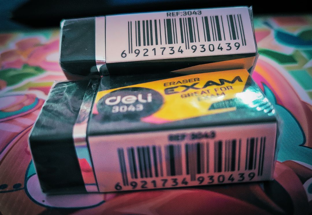 một sản phẩm quá quen thuộc với học sinh chúng ta đó là “Gôm Tẩy 2B Deli, 40×22×12Mm, Đen - 1 Viên - E3043”. Mình đặt hai cục gôm có mày đen xì. Trước đến nay mình hay nghĩ tẩy đen là tẩy ra sẽ rất bẩn cơ. Bây giờ sau nhiều lần sử dụng mới biết tẩy càng đen lúc tẩy sẽ cực sạch sẽ. 
Tẩy khá mềm, một cục này chắc đủ cho mình dùng nửa kỳ. Mình chấm em 10/10 một sản phẩm quá quen thuộc với học sinh chúng ta đó là “Gôm Tẩy 2B Deli, 40×22×12Mm, Đen - 1 Viên - E3043”. Mình đặt hai cục gôm có mày đen xì. Trước đến nay mình hay nghĩ tẩy đen là tẩy ra sẽ rất bẩn cơ. Bây giờ sau nhiều lần sử dụng mới biết tẩy càng đen lúc tẩy sẽ cực sạch sẽ. 
Tẩy khá mềm, một cục này chắc đủ cho mình dùng nửa kỳ. Mình chấm em 10/10