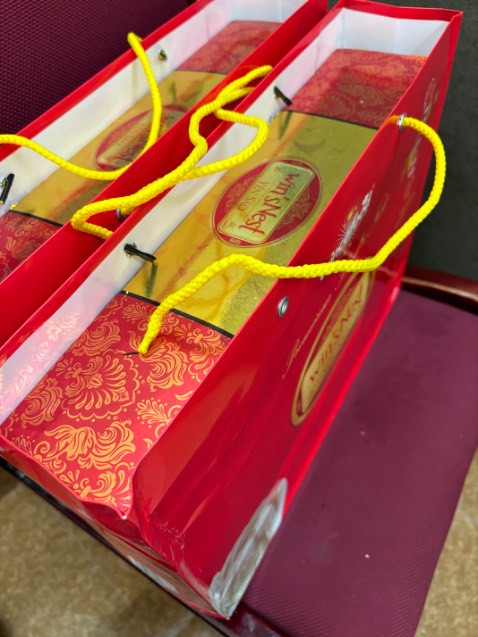 hàng đóng sản phẩm bị chuột và xước . quá ẩu và thất vọng làm ăn chột giật. bình thường bỏ hộp riêng túi riêng , lần này nhận hàng bỏ sẵn hộp trong túi che hộp rách túi rách . xách đi tặng kiểu gì . tôi muốn trả hàng chứ không muốn nhận sản phẩm vứt đi thế này