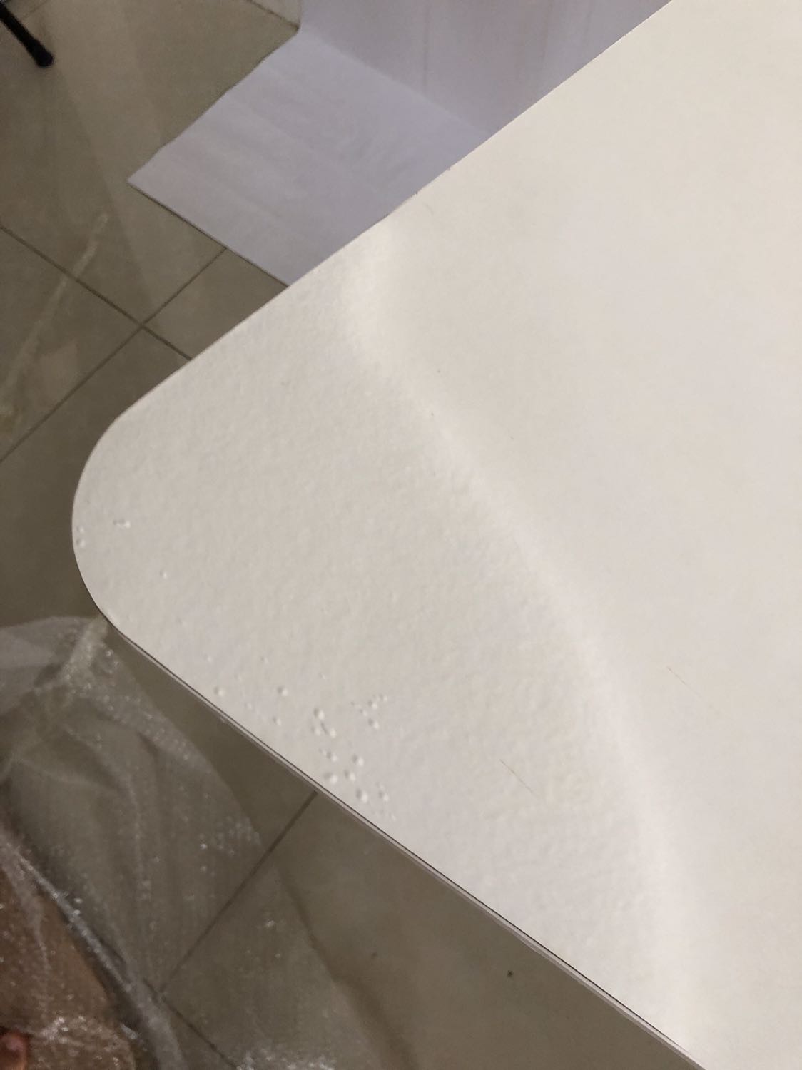 Khuyên mọi người đừng nên mua hàng, sản phẩm cực kì tệ, hàng lỗi mà dám đem giao có khách hàng, mép bàn bị téc và sơn lỗi phù lên như thấm nước lâu ngày, cạnh bên kia thì bị gãy 1 góc, chân bàn thì bị kênh cả 2 bên ( mọi người nhìn hình thì sẽ rõ). Ko biết shop nghĩ gì khi đóng gói 1 sản phẩm lỗi chất lượng và độ hoàn thiện kém như thế này để giao cho khách hàng, mình khuyên mọi người ko nên bỏ tiền ra để mua hàng của shop vì đơn giản là bán hàng ko có tâm ( đem sp lỗi đóng gói và giao cho khách hàng, quá thất vọng)