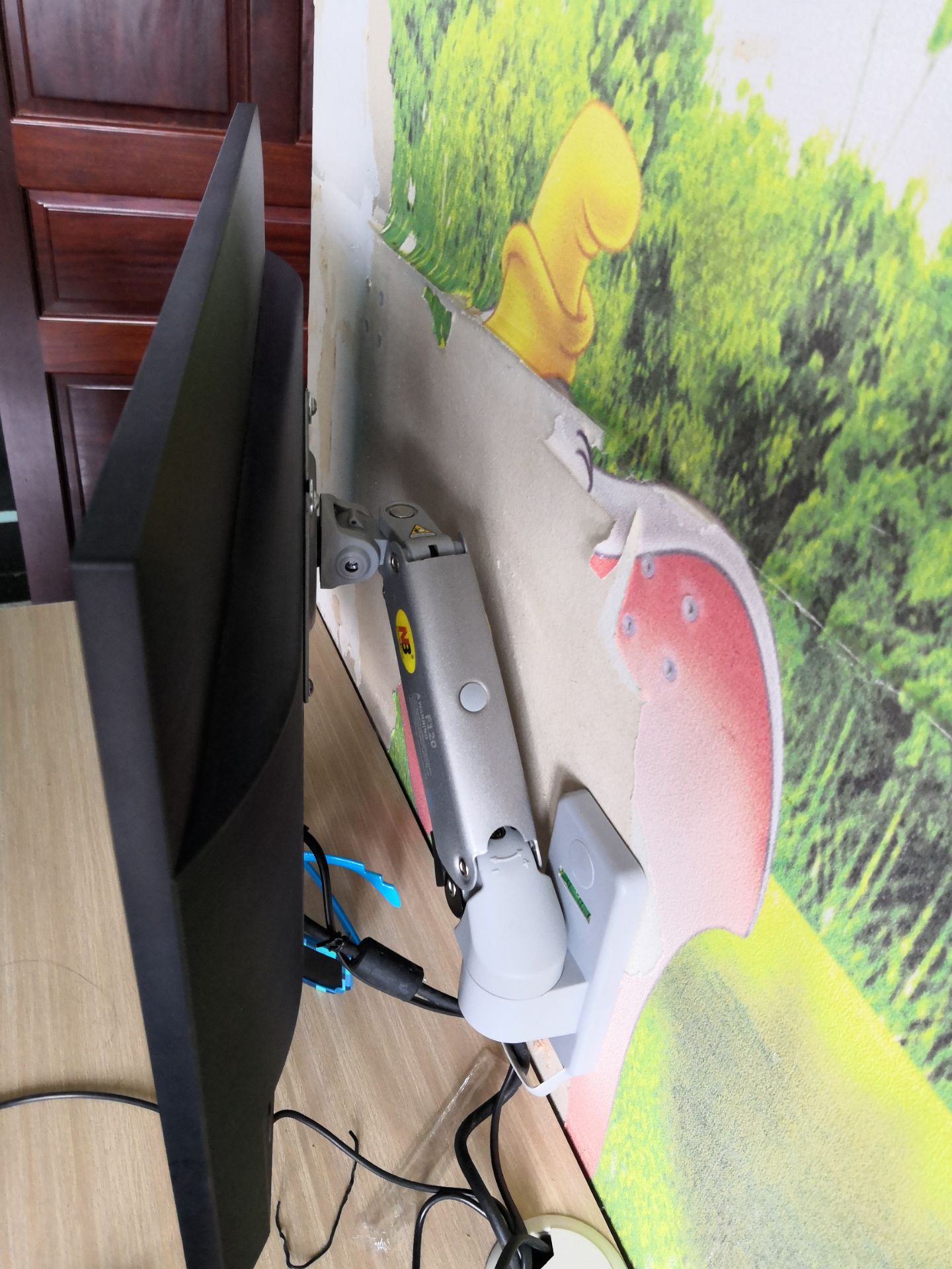 Hàng đẹp, chính hãng nhưng đăng hình màu đen, giao hàng màu xám (cũng rất đẹp). Đặc biệt là vừa lắp xong thì điều chỉnh độ vươn dài ra không được. Nên quyết định mua thêm 1 cái nữa để kiểm tra. Nếu tiếp tục bi lỗi thì sẽ cho em nó 1 sao.