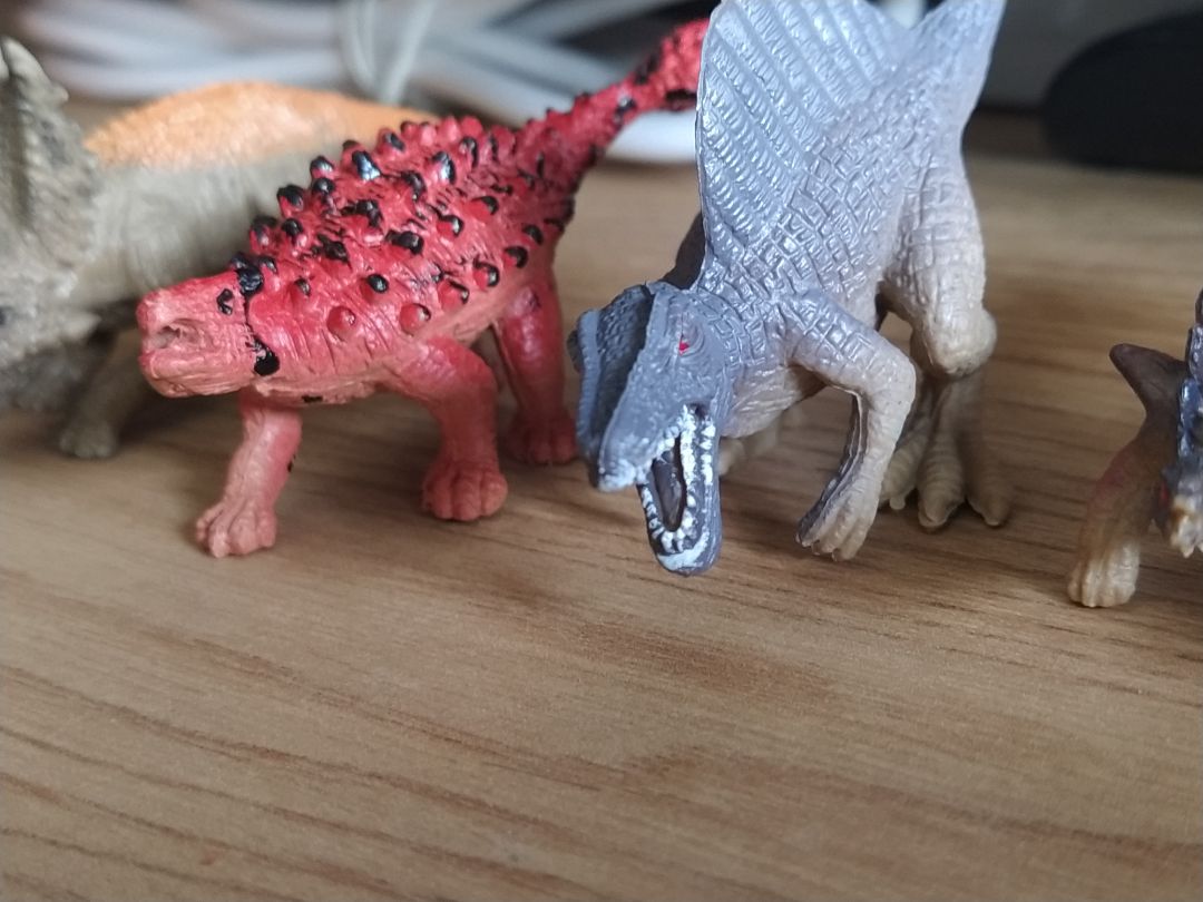 Mức độ hoàn thiện sản phẩm kém.
Đề nghị shop nên kiểm tra hàng trước khi giao cho khách ạ.
3/12 con khủng long không thể đứng vì độ lệch của 2 chân quá lớn.
Màu sơn các chi tiết nhỏ như răng thì lem luốc.
Với mức giá 200 nghìn VNĐ, mình không đánh giá cao chất luọng của sản phẩm này.