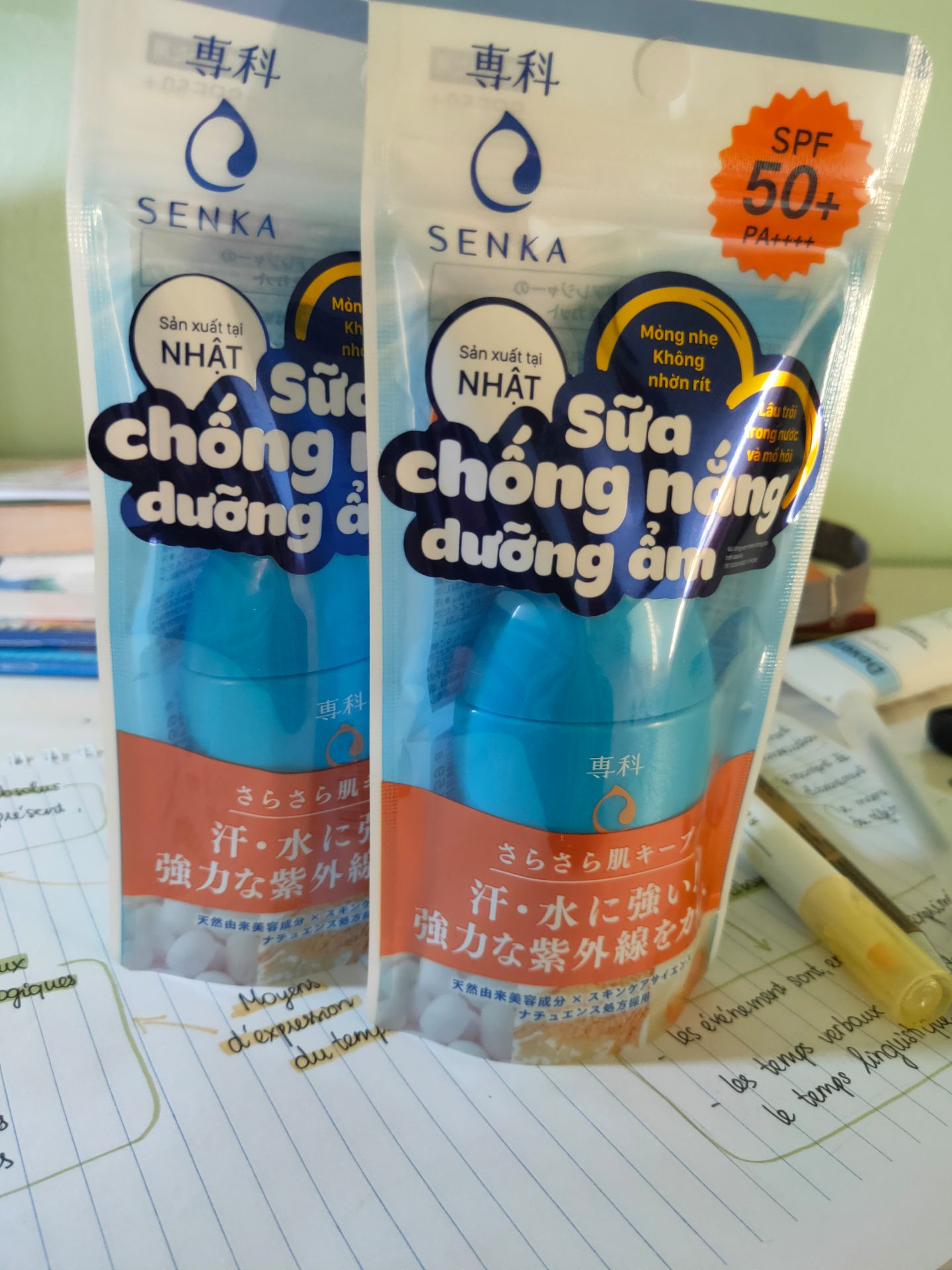 thấy sale mua 1+1 nên chốt luôn k nghĩ ngợi gì. ngày trước cũng dùng 2 lần rồi mình rất thích nma dung tích hơi nhỏ nên nhanh hết. đợt này sale rẻ nên mừng húm. chất kem mỏng nhẹ thoa xong trên da có lớp màng mượt như phấn ý, có nâng tone 1 tí