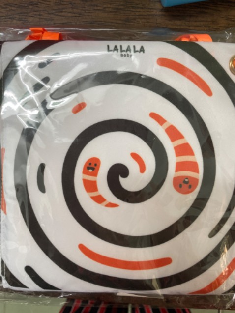 Sách gói cẩn thận; có kèm một hướng dẫn nhỏ cacsh chơi và vệ sinh sách