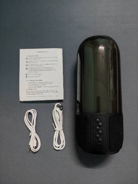 Ưng nhất bộ đèn của loa này, đèn thực tế đẹp hơn trong hình nhiều, âm thanh 8/10, ấm, hợp không gian nhỏ, nghe nhạc âm lượng vừa phải thì pin khá lâu, bảo hành 12 tháng nên cũng yên tâm, ❤