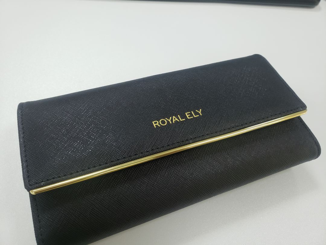 1. Giao hàng nhanh
2. Ai có nhu cầu đựng giấy tờ/thẻ thì ko nên mua loại này. Bóp có nhiều ngăn nhưng quá nhỏ và rất cứng, chỉ đựng dc tiền. Bỏ thẻ atm vào phồng lên rất xấu. 
Không hợp nhu cầu sử dụng. Thất vọng! 1. Giao hàng nhanh
2. Ai có nhu cầu đựng giấy tờ/thẻ thì ko nên mua loại này. Bóp có nhiều ngăn nhưng quá nhỏ và rất cứng, chỉ đựng dc tiền. Bỏ thẻ atm vào phồng lên rất xấu. 
Không hợp nhu cầu sử dụng. Thất vọng!