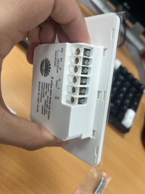 Thiết kế đẹp, hướng dẫn sử dụng rõ ràng, dễ hiểu.
Dễ lắp đặt do dùng kích thước tiêu chuẩn tương thích với ổ cắm gia dụng.

Người Việt dùn hàng Việt!