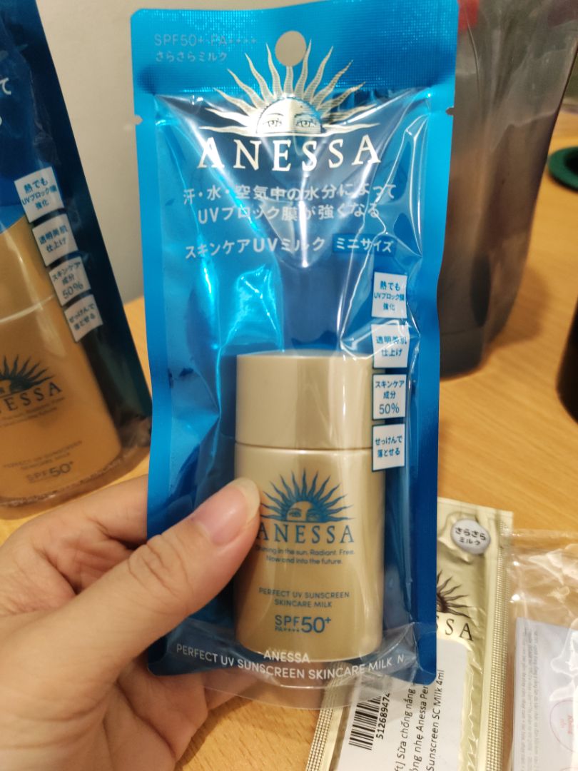 - Khen: 
Giao hàng nhanh như tia lửa điện. 
Bao bì đẹp, mới toanh không
dính bụi. 
Chất lượng: Xin phép được review đánh sau vài hôm nữa. 
- Chê: Chưa có