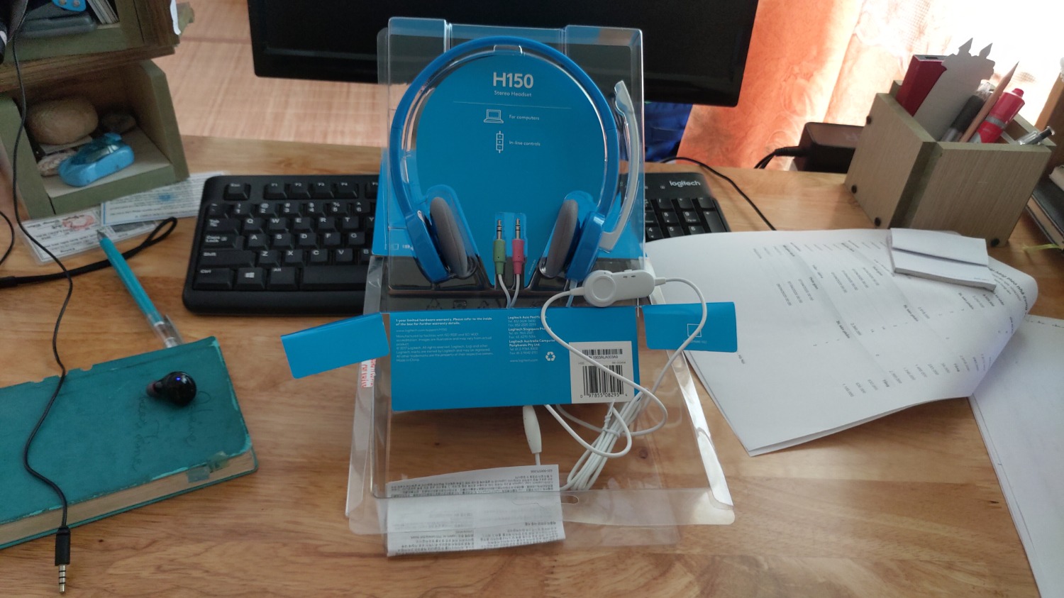 mục đích là dùng để nghe và ghi âm học ngôn ngữ sau vài ngày mình thấy âm thanh nghe được, mic thu tiếng cũng được, gg translation nghe đc mình nói và giá tiền phù hợp, à mà bởi vì mình dùng trên máy tính để bàn do đó chọn sp này khi có 2 dây giắc riêng và thực tế như nói ở trên recording ổn.  ( ngoài ra mình ko có nhu cầu sử dụng tai nghe này với điện thoại, đem di di chuyển mọi nơi, chỉ sd với pc do đó ko có gì để nói khi kết hợp tai nghe với smartphone) 
- thêm nữa, mình mua với giá của chiếc màu xanh ( ko phải #1 xanh - giá 254k) chênh nhau 30k, thấy khi giao hàng ra ngoại thành HN là tikinow và mình ko phải trả thêm phí gì khác, hoàn toàn okay. 
- Khi bóc hộp chỉ có tem niêm phong và tem bảo hành của đơn vị ( phân phối tại Việt Nam - maybe ) như ảnh chụp do vậy, chả có gì nhiều để nói đây là sp chính hãng Logitech hay ko. tạm thời ở mức độ giá cả và dịch vụ đã nhận + thêm đã đáp ứng đc nhu cầu, thì việc chính hãng hay ko, để có duyên thì tìm hiểu thêm sau. mục đích là dùng để nghe và ghi âm học ngôn ngữ sau vài ngày mình thấy âm thanh nghe được, mic thu tiếng cũng được, gg translation nghe đc mình nói và giá tiền phù hợp, à mà bởi vì mình dùng trên máy tính để bàn do đó chọn sp này khi có 2 dây giắc riêng và thực tế như nói ở trên recording ổn.  ( ngoài ra mình ko có nhu cầu sử dụng tai nghe này với điện thoại, đem di di chuyển mọi nơi, chỉ sd với pc do đó ko có gì để nói khi kết hợp tai nghe với smartphone) 
- thêm nữa, mình mua với giá của chiếc màu xanh ( ko phải #1 xanh - giá 254k) chênh nhau 30k, thấy khi giao hàng ra ngoại thành HN là tikinow và mình ko phải trả thêm phí gì khác, hoàn toàn okay. 
- Khi bóc hộp chỉ có tem niêm phong và tem bảo hành của đơn vị ( phân phối tại Việt Nam - maybe ) như ảnh chụp do vậy, chả có gì nhiều để nói đây là sp chính hãng Logitech hay ko. tạm thời ở mức độ giá cả và dịch vụ đã nhận + thêm đã đáp ứng đc nhu cầu, thì việc chính hãng hay ko, để có duyên thì tìm hiểu thêm sau.