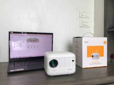 Hàng hiệu chất lượng từ cái vỏ hộp, máy nhỏ đẹp, hình ảnh chiếu rất đẹp, âm thanh hay. Xin hỏi Yaber có bán túi riêng cho em nó không?