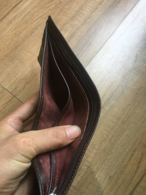 Shop chu đáo, đóng gói cẩn thận, ví đẹp, uy tín luôn, đẹp như hình