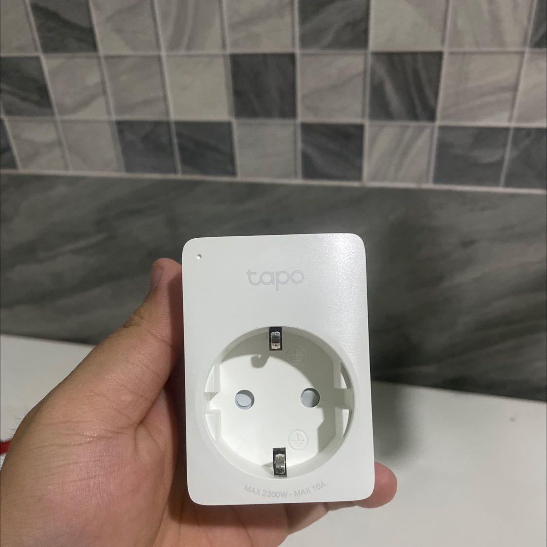 Rất ổn luôn nhé, dễ dùng ổ cắm sâu an toàn nhưng hơi kén phích ghim chỉ dùng được loại 2 chấu tròn. App điều khiển đơn giản và rất trực quan có thể dùng chung hệ thống smarthome của TP-link