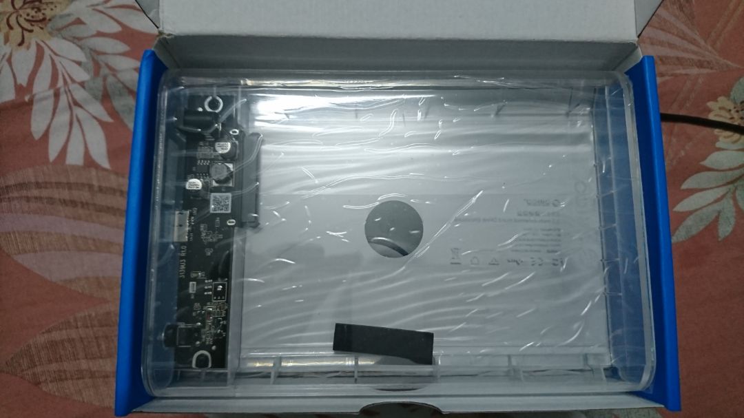 Cũg tạm hài lòg, vì hộp nhựa nhưg kog chắc và trog hộp chỉ có 1 miếg dán cố địh ổ đĩa thoi nếu di chuyển thì ổ đĩa sẽ rơi khỏi ngàm kết nối