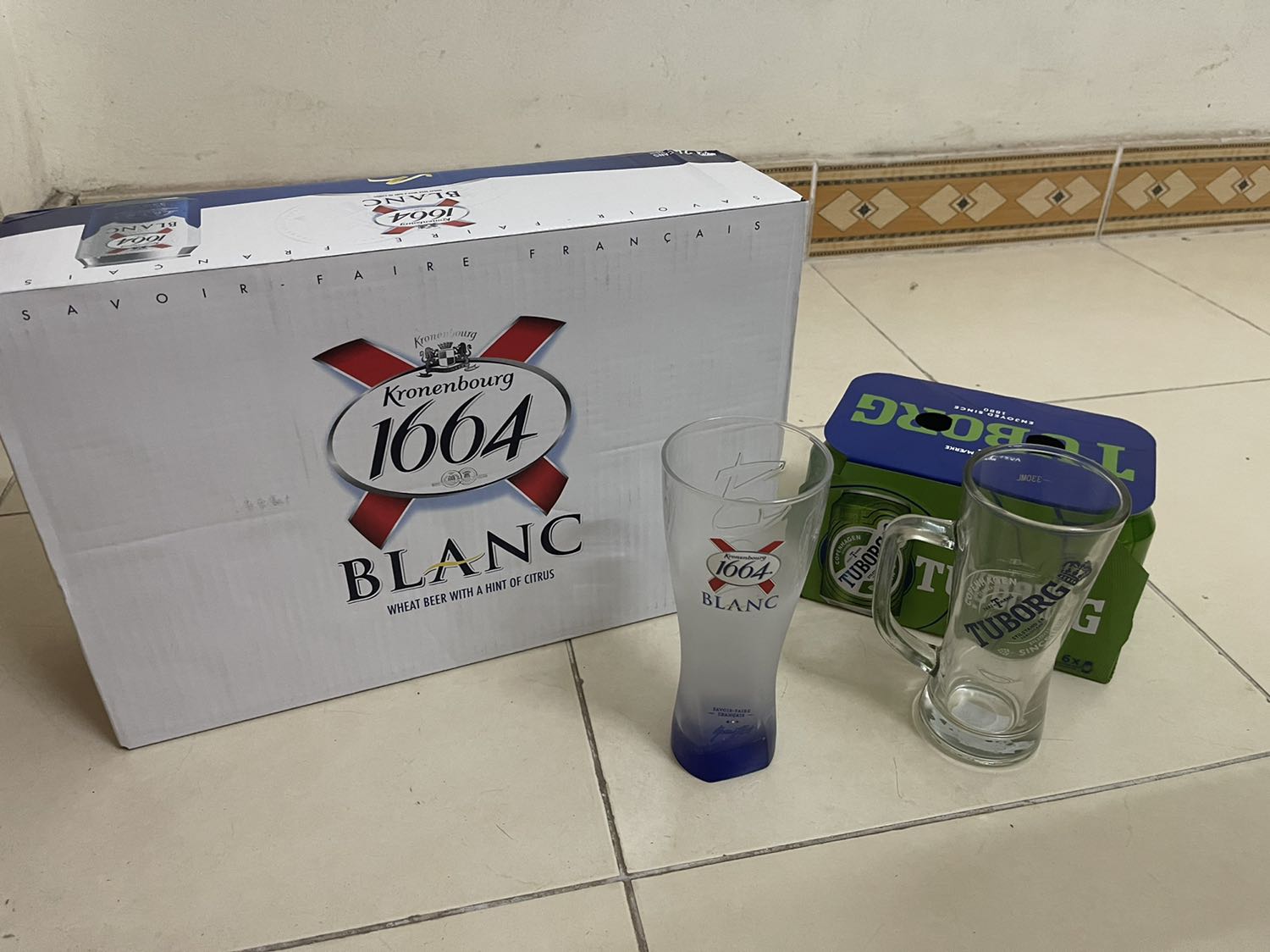 Bia date mới sx đc 40 ngày. Cốc đẹp khuyến mãi xịn. Cái tui da đẹp chất lun :)).