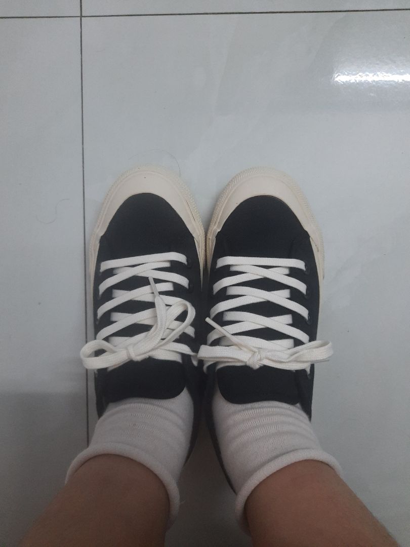 tiki giao hàng rất nhanh. giày đẹp lắm mn nên mua nhaa. tuy nhiên đi giày hơi bị nhấc gót chân nên đi tất cao cổ thì đỡ bị nhấc gót hơn. giày mình mua đúng size đi thoải mái ko chật cx ko rộng. chân 23.5 đi size 37. vải đc may chắc chắn. mong giặt ko bị phai màu