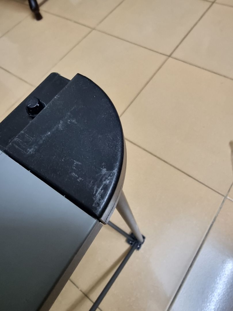 bàn như là hàng trưng bày, nhiều vết xước nhỏ, ko mới