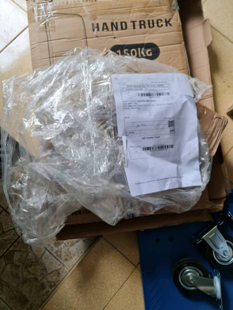 Hàng giao không có ốc vít để bắt 4 bánh xe vào thân xe !!! làm sao sử dụng. Hàng giao không có ốc vít để bắt 4 bánh xe vào thân xe !!! làm sao sử dụng.