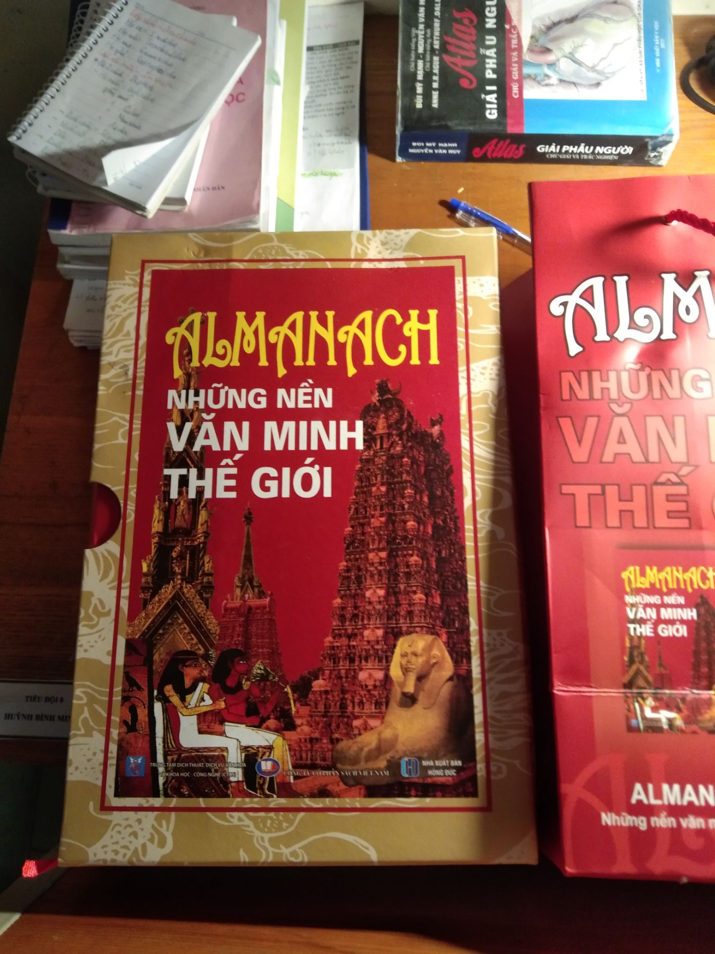 - Shop và tiki rất chuyên nghiệp
- Nội dung thì khỏi bàn, mình đã có bản PDF, nhưng vẫn luôn mong mua được 
- Cuốn sách đắt nhất mình từng mua của tiki. Xách về mà thấy "đắt" thật, nặng lắm.