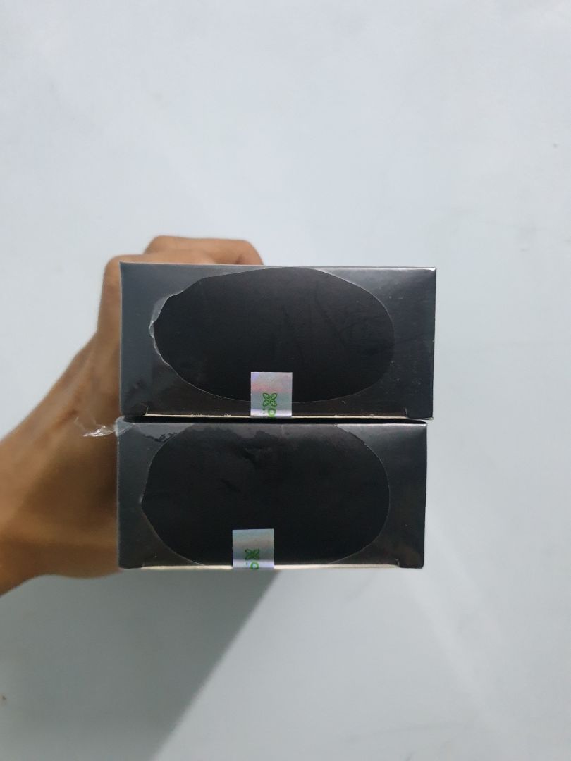 Tiki vẫn giao hàng quá nhanh, đặt trong ngày có rồi. Sản phẩm rất ưng nha, đóng gói kỹ, không móp. Chai kiểu dáng đẹp, mùi dễ chịu lại mát lạnh không bị khô. Nên mua nha cả nhà 👍