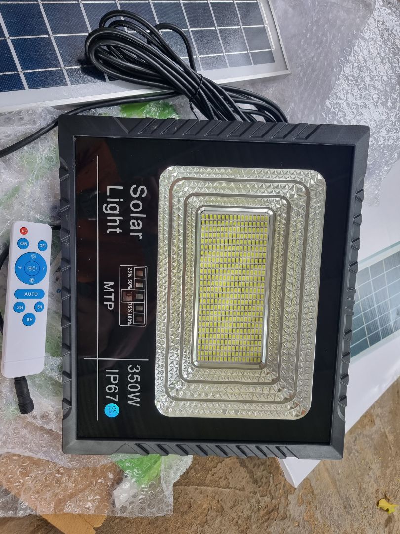 đèn k bật chế độ auto mà sao chiều 5h30 tối rồi mà bật lên chừng 1 phút là tự tắt 1 phút là tự tắt
------‐
Mua 2 lần, lần đầu mua 300W thấy ok đèn sáng nhưng lỗi hỏi thì không thấy trả lời hay liên hệ hỗ trợ. mới mua lại cái thứ 2, đặt 300W nhưng gửi thì gửi là sản phẩm khác, 350W nhưng chất lượng không bằng, sáng cũng k bằng cái 300W mua trước kia, hỏi thì k thấy trả lời, nhắn tin hỏi shop thì nhận được trả lời cái trước mua bao nhiêu cái sau mua bao nhiêu.