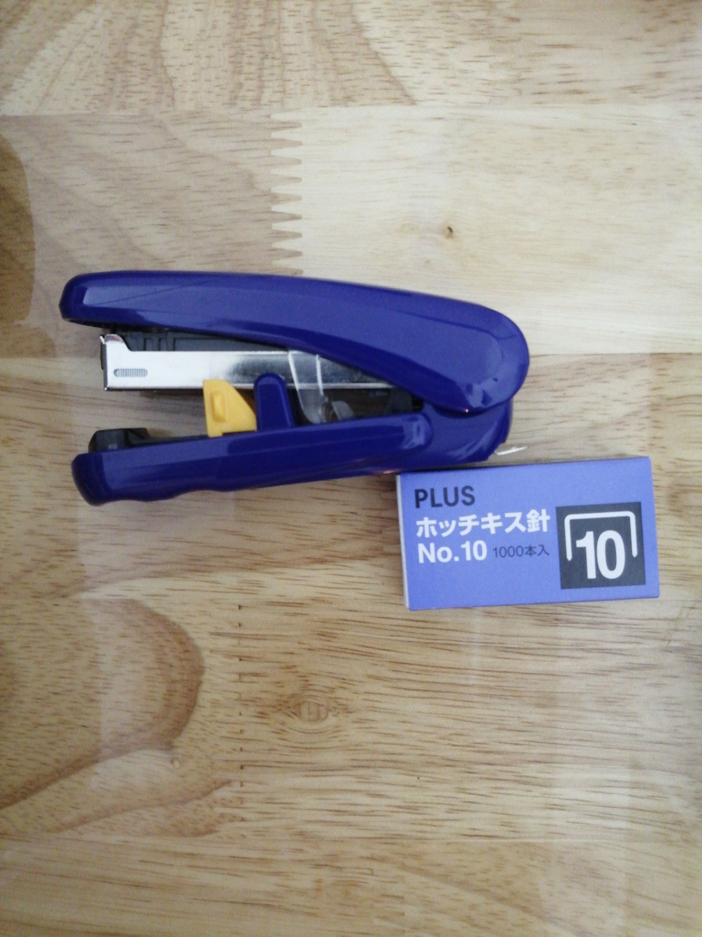 Dập ghim đẹp lắm, còn được tặng thêm một hộp ghim nhỏ nữa. Cầm trên tay cũng rất thích, hi vọng hàng dùng bền.