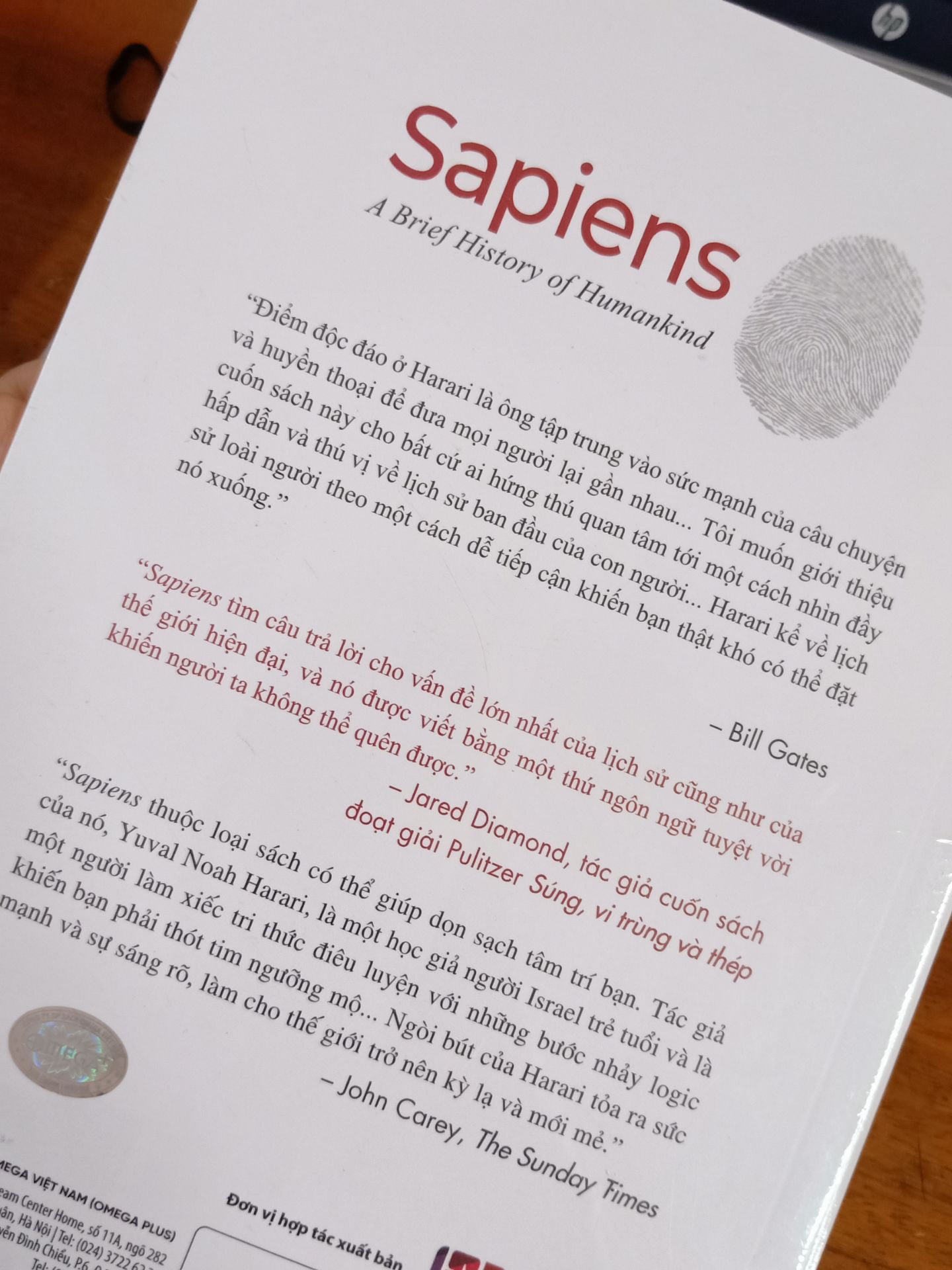 Mình chưa đọc qua quyển này, và cũng chưa bóc bao phía bên ngoài nên về nội dung mình chưa thể đánh giá.
Sách dày, cầm nặng tay, Tiki giao hàng rất nhanh, đóng gói sản phẩm chất lượng, không có boong tróc gì. Mình mua 3 sản phẩm nên được tặng kèm 4 bookmarks.
Many thanks!!!