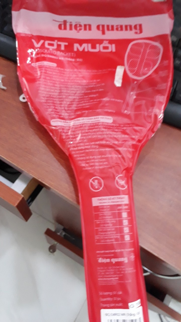 Công nhận là đã dùng qua vợt muỗi của nhiều hãng, nhưng đây là lần đầu sở hữu 1 em vợt muỗi cực kỳ chắc chắn, phần cán và phần vợt lắc không nhúc nhíc, dễ vợt, như đang cầm trắng phối đỏ khá hài hòa và đẹp, sản phẩm chính hãng của hãng Điện Quang, xứng đáng đồng tiền bát gạo các bạn ạ, mong hãng Điện Quang tiếp tục đi đầu về chất lượng tiếp nhé!