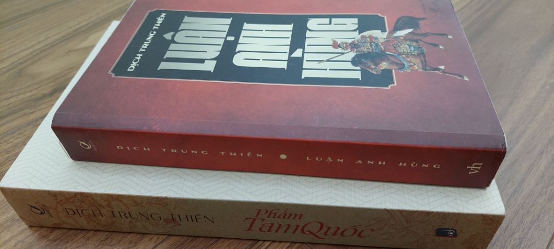 Trong số trùng trùng lớp lớp các nhân vật ưu tư, kiệt xuất nổi danh trong lịch sử Trung Quốc, Dịch Trung Thiên lựa chọn 5 nhân vật quen thuộc: Hạng Vũ, Tào Tháo, Võ Tắc Thiên, Hải Thụy, Ung Chính ; đó là những tên tuổi với sự nghiệp không thể phai mờ, hình tượng cá nhân chói sáng cùng những câu truyện hấp dẫn còn lưu lại. Sở dĩ cuốn sách bình phẩm mấy nhân vật như vậy là vì họ có cá tính, hơn nữa cá tính rất mạnh. Họ cũng là những cá nhân mà sức hút với hậu thế vẫn còn mãi, nhưng không có ai không là nhân vật đầy tính bi kịch. Mới hay tiến thoái vinh nhục, thắng bại được mất của một con người, không hoàn toàn do người đó quyết đinh, thâm chí là hoàn toàn không.
“ Luận anh Hùng” thực chất chính là câu chuyện kể về những con người muốn đi ngược dòng thời đại để thực thi lý tưởng của mình. Câu chuyện ấy nằm trong một đại tự sự lớn hơn của cả Trung Hoa, với việc điểm qua các mô hình quản lý xã hội khác nhau dọc theo chiều dài lịch sử, với sự bóc tách đến tận cùng nhũng ưu khuyết điểm của các hình thức cai trị khác nhau “ đức trị“, “ pháp tri”, “ nhân trị” . Đọc “Luận anh hùng” ngoài các nhân vật trung tâm còn có rất nhiều các nhân vật khác thành ra đọc một nhân vật  lại biết thêm cái hay cái dở nhiều nhân vật khác, tìm hiểu cá nhân cũng hiểu được cả một thời kỳ lịch sử, đọc về thời đại này cũng dễ so sánh bối cảnh thể chế của nó với thời  đại kia. Đây cũng một điểm hay của tác phẩm