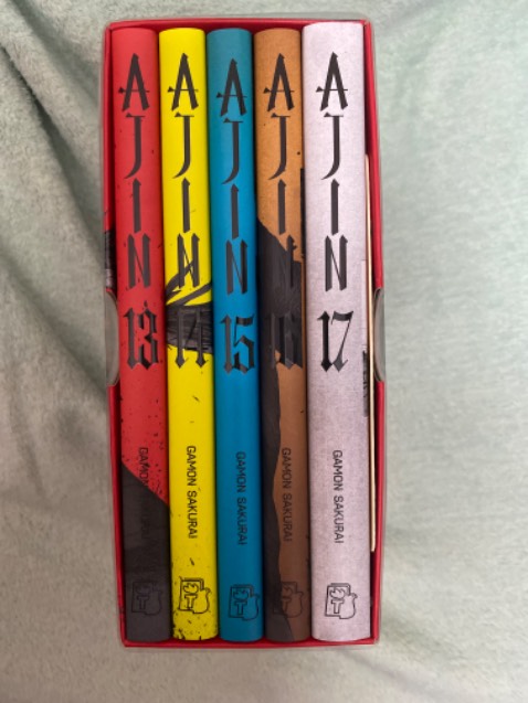 Không hiểu sao tác giả viết kết truyện dở tệ đến như thế. Đọc tu tập 15 cảm thấy tác giả đang bí ý tưởng, không thể sáng tác tiếp cũng không biết nên kết thúc như thế nào cho hay. Kết quả là tác giả viết cái kết lãng xẹt! Gấp lại tập 17 tôi tự hỏi mình đang đọc cái gì vậy?!. Nói chung truyện này chỉ nên mua box 1, box 2 đừng phí thời gian đọc box 3.
Nhân tiện tôi có lời nhắn gửi biên tập và người trình bày sách: các bạn nghĩ sao mỗi lần ghi chú thích (ảnh 3,4) các bạn đã sử dụng cỡ chữ nhỏ rất nhỏ đến nỗi người có thị giác 10/10 như tôi phải căng mắt ra đọc, đã vậy còn phải bét trang sách tối đa để đoc cho trọn vẹn dòng chú thích đó? Trời ơi, tôi không hiểu sao các bạn lại nhét cái dòng chú thích vào “góc chết” của trang sách giống như kiểu sợ độc giả đọc vậy? Ở ảnh 3 các bạn nên canh lề trái dòng chú thích, và canh lề phải ở ảnh 4 mới hợp lý. Mong các bạn chú ý chứ làm thế này thật sự rất khó cho người đọc (không chỉ riêng box 3, mà phần chú thích ở box 1 và 2 đều bị như vậy.