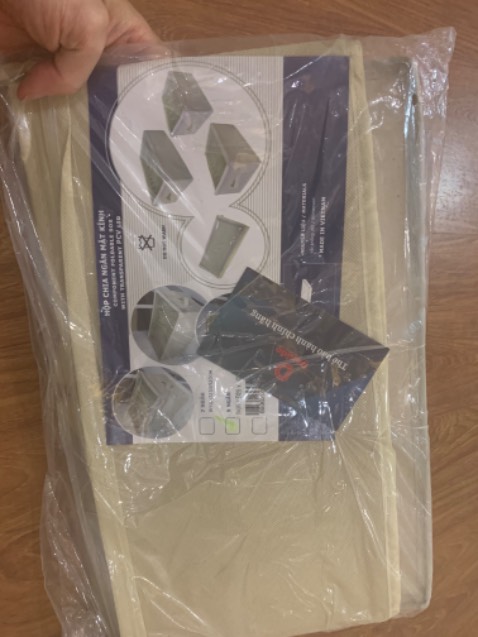 Hàng rất đẹp. Đóng gói siêu siêu kỹ tính, cho shop 10 điểm đonhs gói. Vì mình mua kèm 1 bộ cờ nữa của shop nên đóng 2 sản phẩm rất dày chắc chắn. Mình cứ tưởng hàng không phải của mình lúc nhận. Hahaa. Hộp vải cứng cáp, chắc chắn, nghe bảo đó là hàng thân thiện với môi trường, dùng đúng là thấy thế thật. Màu kem mình mua thử trước. Mấy nữa dùng ok mua màu xám. Trước mắt thấy hài lòng. Dịch vụ tốt, giao nhanh nhazzz