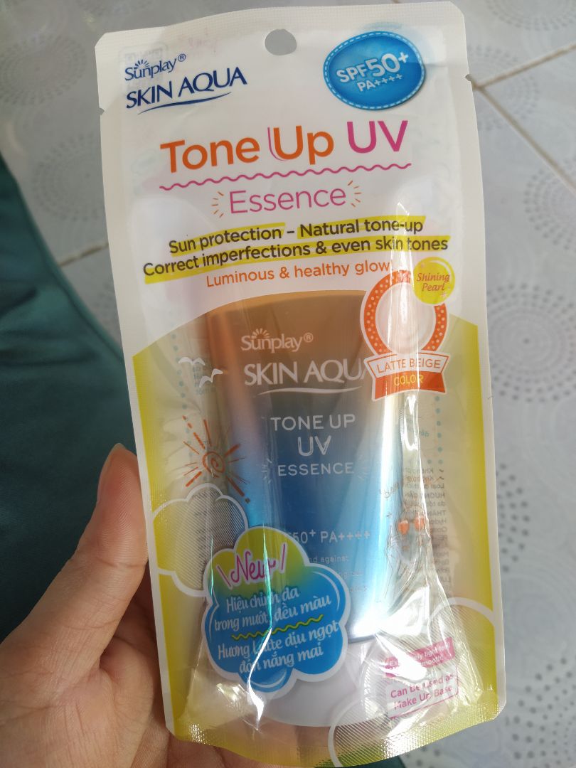 mình sài của hãng này nhiều rồi thích nhất là Skin Aqua nắp vàng á mà loại đó cháy quá nên xài đỡ e này..trc thì mình xài đc 2 típ màu tím thấy ẻm lên da cũng đẹp nâng tone nhẹ đó,giá mềm nữa có cái là ẻm ko bám đc trên da lâu,nếu mà đổ mồ hôi là kem nó vữa ra hết,nhanh đổ dầu nữa ....e màu cam này là do hết màu tím hết luôn nắp vàng nên mua e này xài nè...xài ok sẽ cs tiếp ạ..