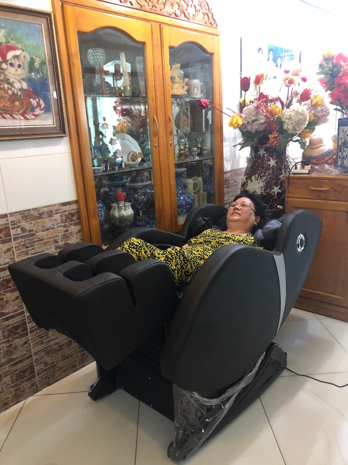 Món quà tặng mẹ khá ý nghĩa. Vì không có nhiều thời gian nên chiếc ghế này sẽ thay mình chăm sóc mẹ. Ghế massage toàn thân thư giãn, thoải mái. Cụ rất thích.
Chế độ bảo hành và dịch vụ tuyệt vời.
Sản phẩm đáng giới thiệu.